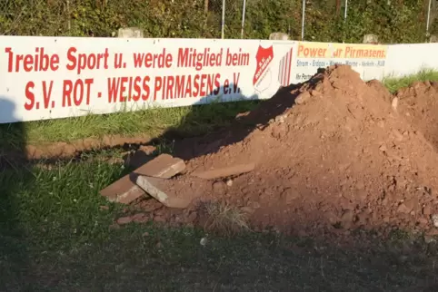 So sah es am Wochenende auf dem am Rande grünen Hartplatz des SV Rot-Weiß Pirmasens aus.