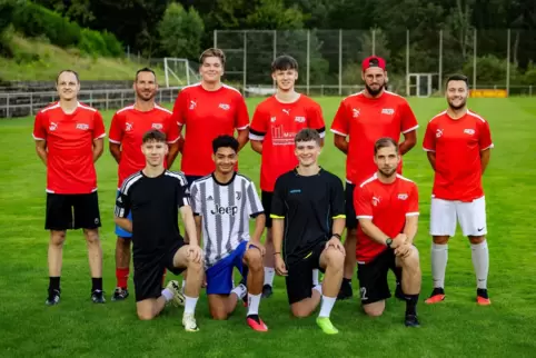 Die Trainer und die neuen Spieler des SV Martinshöhe: (vorne von links) Jonas Weiler, Pablo Armbrüster, Luis Kehrer, Florian Rei