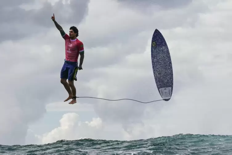 Es war unbestritten DAS Bild dieser Spiele: Beim Surfwettbewerb vor Tahiti meistert der Brasilianer Gabriel Medina, später Bronz