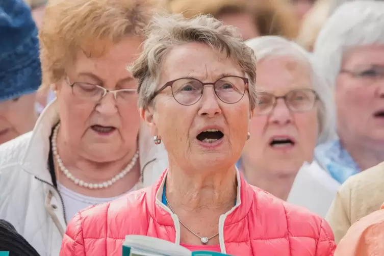 Beim Erzählcafé darf gesungen, erzählt und gelacht werden – Hauptsache, man hat zusammen Spaß. 