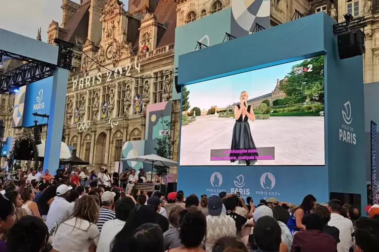 3000 Menschen schauen die Schlussfeier am Pariser Rathaus.