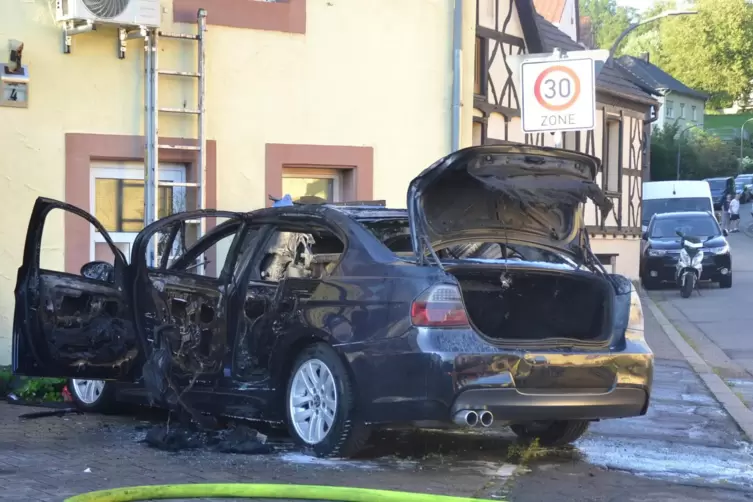 Weshalb der BMW Feuer gefangen hat, ermittelt noch die Polizei. 