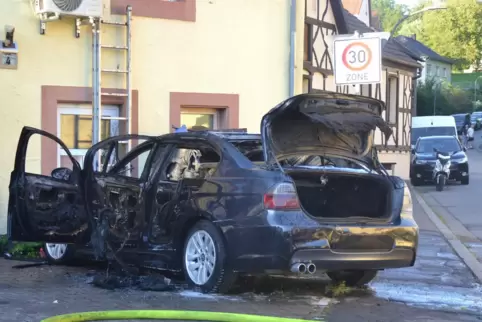 Weshalb der BMW Feuer gefangen hat, ermittelt noch die Polizei. 