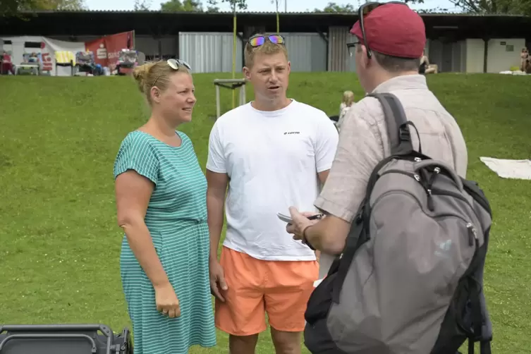 Genügend Platz und gutes Wasser: Marion und Stefan Bicking mit Volker Endres.