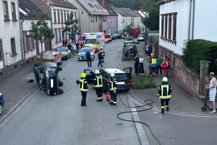 Der Subaru wurde durch die Wucht des Unfalls auf die Seite geschleudert. Beide Autos mussten abgeschleppt werden. 