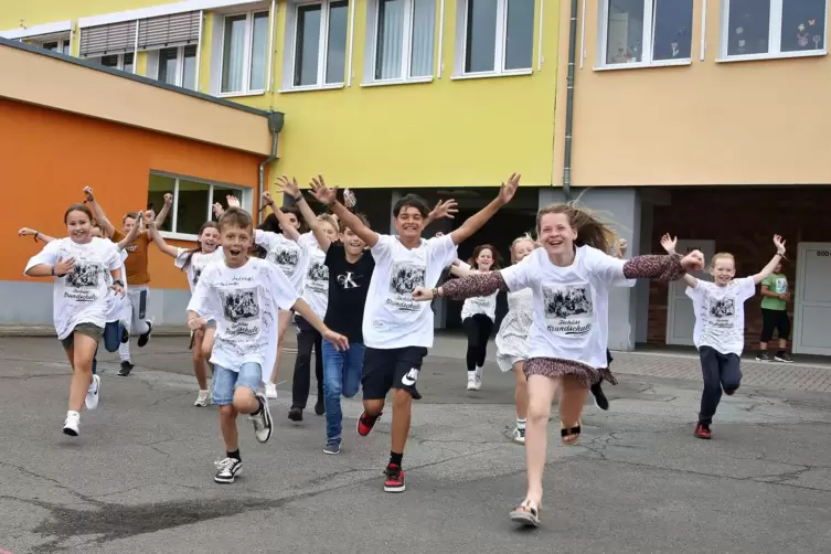 Dier Viertklässler hier freuen sich auf den Ferienbeginn, die gesamte Grundschule kann sich über die Neugestaltung ihres Schulho