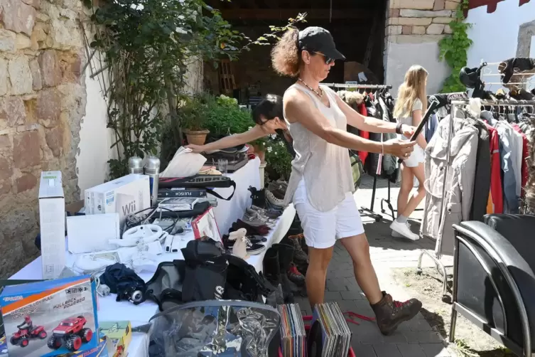 Besucher stöberten bei der Ungsteiner Kerwe in den Höfen.