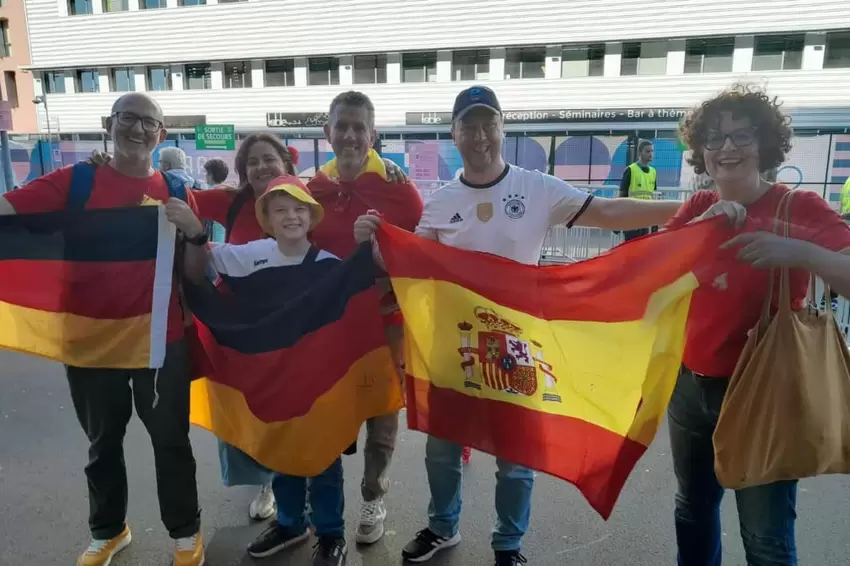 Michael Kraus und Sohn Joshua mit Fans aus Spanien.