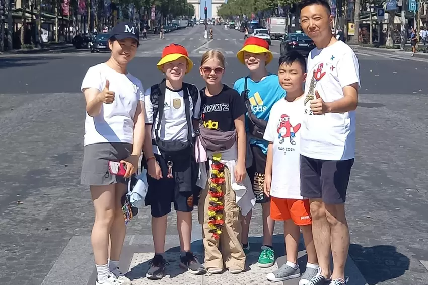 Treffpunkt für Menschen aus aller Herren Länder: Joshua, Silja und Jesper Kraus mit Fans aus Südkorea.