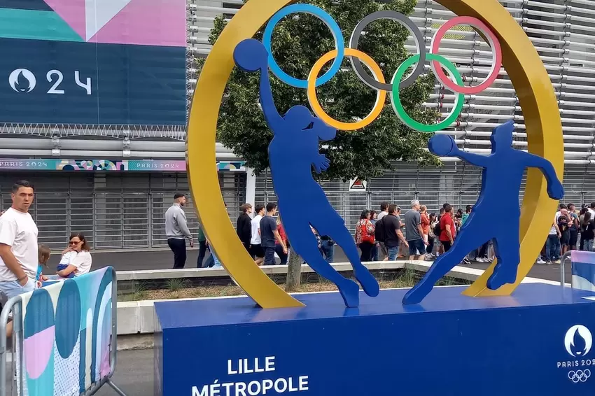 Handball in Lille im Zeichen der olympischen Ringe.