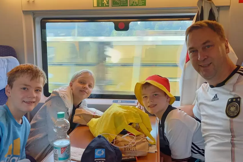 Jesper, Silja und Joshua (von links) sind mit Papa Michael Kraus auf dem Weg nach Paris.