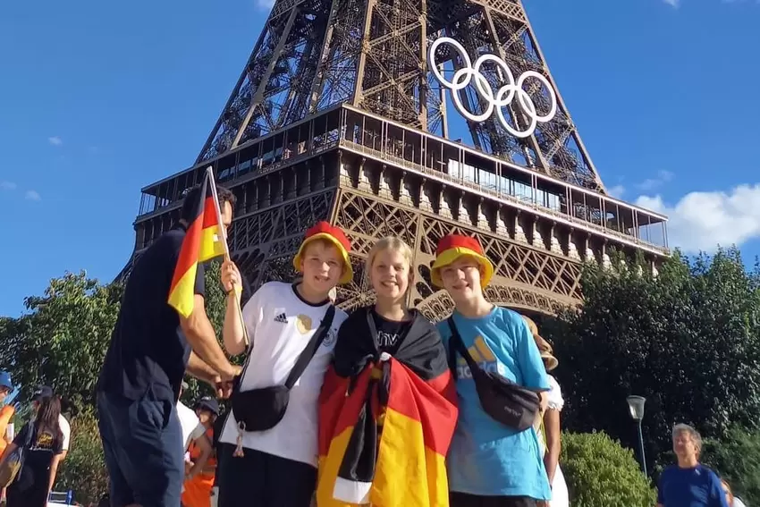 Pflichtprogramm in Paris: Joshua, Silja und Jesper Kraus am Fuße des Eiffelturms.