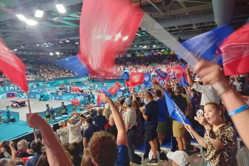 Die Franzosen feuern ihr Tischtennisteam in der Halle frenetisch an.