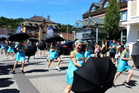 Mal Tanzutensil, mal Sonnenschutz: Die Mädels der TSG Bosenbach wussten den Regenschirm immer gekonnt einzusetzen. 