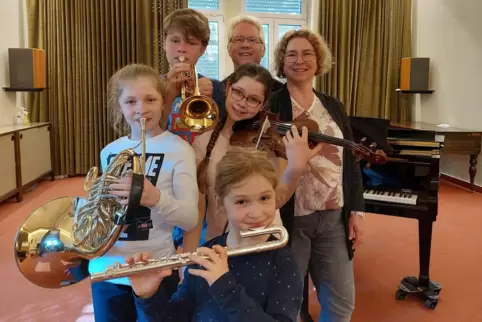 Eine hochmusikalische Familie: Matthias und Steffi Frefat mit ihren Kindern Finn (Trompete), Hannah (Geige), Luisa (Horn) und Cl