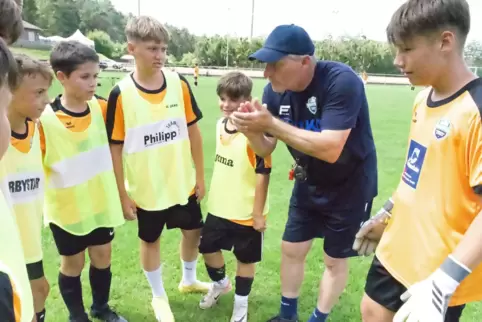 Deutscher Meister und DFB-Pokal-Sieger: Thomas Kastenmaier war mit seinem Trainerteam auf dem Rasen am Langenberg. 