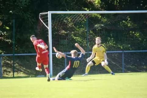 Anton Artemov (im roten Trikot) erzielt hier das frühe 1:0 für den SV Steinwenden im Spiel gegen Basara Mainz.