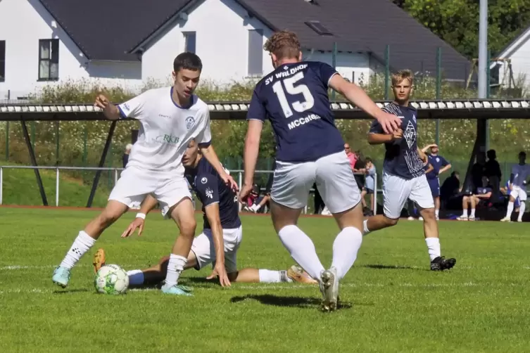 „Next Generation Cup" in Waldmohr: In der Vorrunde traf der SV Waldhof Mannheim (blaues Trikot) auf den SV Viktoria Herxheim. Im