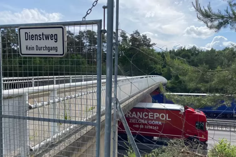 An dieser Brücke über die A63 bei Mehlingen gab es in den vergangenen elf Jahren mehrere Wurfattacken.