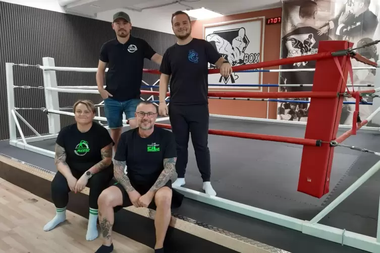 Der Leiter der Kampfkunstschule Thomas Mertz, (vorn rechts) mit den Trainern Maximilian Ratz und Tomas Luisetto (stehend von lin