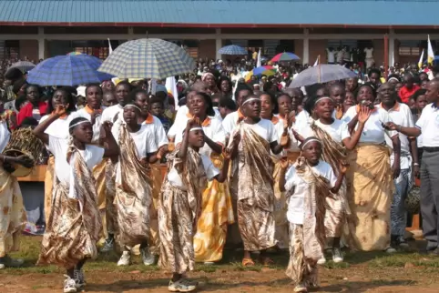 Traditionen spielen in Ruanda eine große Rolle: Hier tanzen Menschen für Besucher.