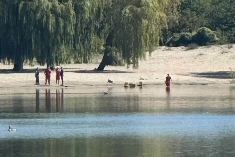 Suchaktion: Der Binsfeldsee war am Sonntag länger gesperrt. 