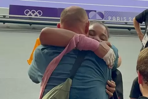 Daniel Janik und Yemisi Ogunleye nach dem Olympiasieg. 