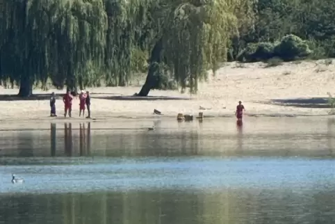 Suchaktion: Der Binsfeldsee war am Sonntag länger gesperrt. 