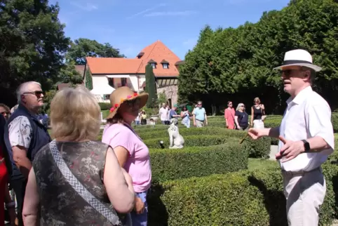 Großer Andrang: Josef Geyers (rechts) Führung durch den privaten Park interessierte viele Gäste.