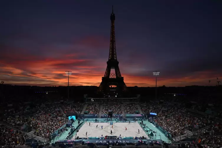 Auch bei den Olympischen Spielen in Paris (unser Foto zeigt das Beachvolleyball-Achtelfinale der Männer im Eiffel Tower Stadium)