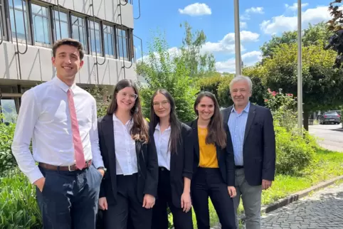 Die argentinischen Studenten Mariano Llapur, Sabrina Bagaddin und Araceli Caminos (von links) machen ein Praktikum in der Kreiss