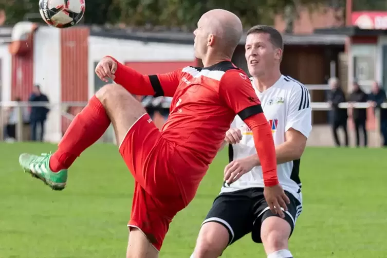 Philipp Doll (rechts) scheut keinen Zweikampf, seine Mannschaft wird am Mittwoch gegen Dudenhofen „beißen bis zum Schluss“. 