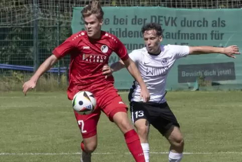 Mika Herbert vom TuS Steinbach (im roten Trikot) ist hier vor Maik Geuder vom VfB Bodenheim am Ball. Am Ende hatte aber der TuS 