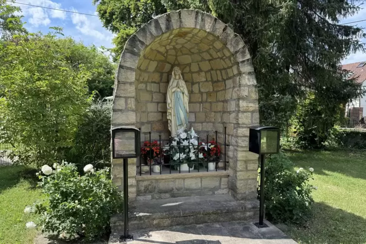 Aus sechs Tonnen Sandstein: Die Lourdes-Grotte an der katholischen Kirche St. Simon und Judas Thaddäus in Iggelheim. 