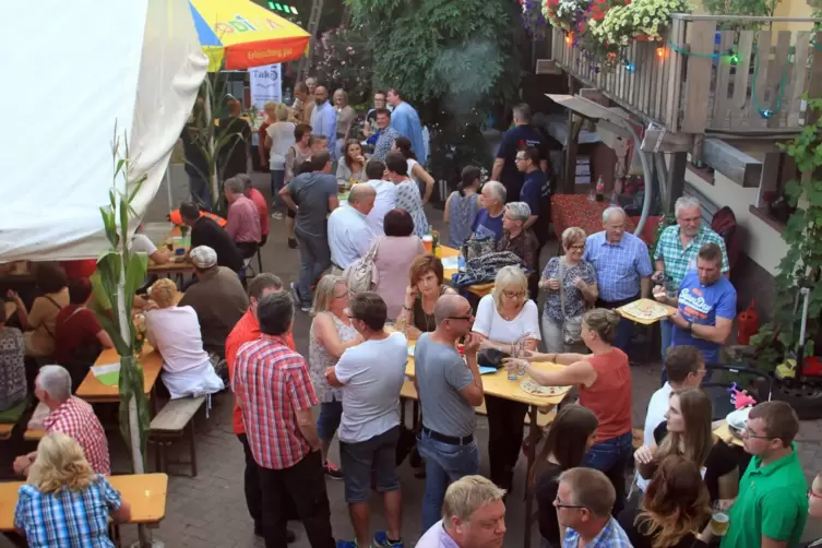 Ein Blick in den Innenhof des Kartoffelhofs, der zum Fest gemütlich hergerichtet wird. 