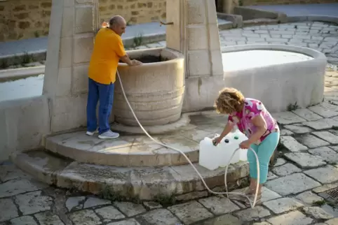 Ein Ehepaar versorgt sich in Agrigent am einzigen öffentlichen Brunnen mit Wasser für den täglichen Gebrauch. 