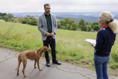 Tobias Stubenazy hat den Eulenkopf bei Eulenbis als Treffpunkt ausgewählt. Dem Forstamtsleiter und Doris Theato liegen kleine un