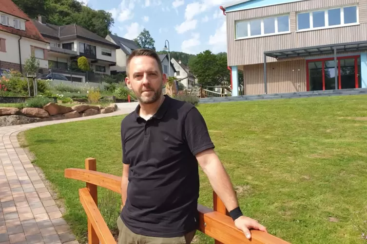 Carsten Kus auf einer der neuen Brücken im Park vor dem Dorfgemeinschaftshaus.