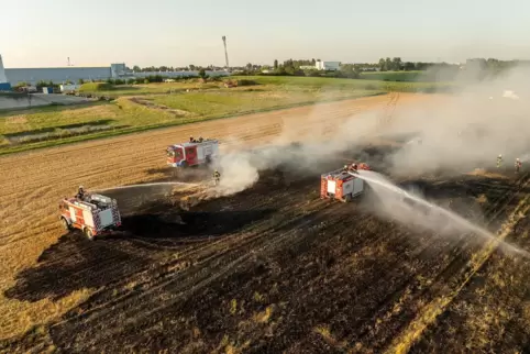 Die Feuerwehr übt bei Winzeln die Bekämpfung eines Flächenbrandes. 