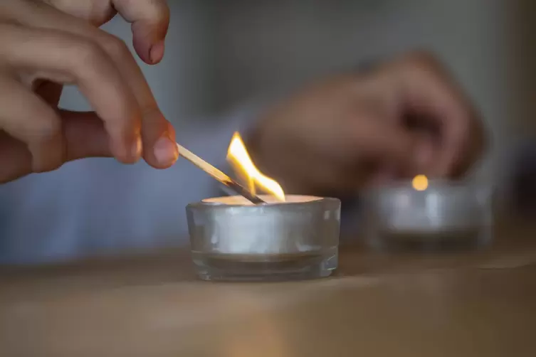 Ein Kind spielt mit Feuer. Ab ihrem siebten Geburtstag können Kinder für Schäden, die sie verursachen, zur Rechenschaft gezogen 