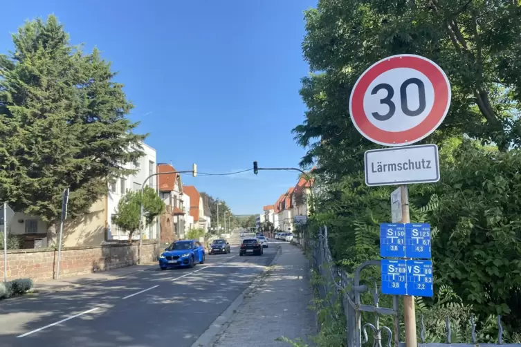 Auf der Asselheimer Straße gilt’s schon, in Asselheim hingegen noch nicht: Tempo 30 aus Lärmschutzgründen. 