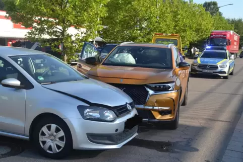 Der silberne VW Polo und der Citroën sind beim Zusammenstoß beide an Stoßstange und Motorhaube beschädigt worden. Insgesamt sech