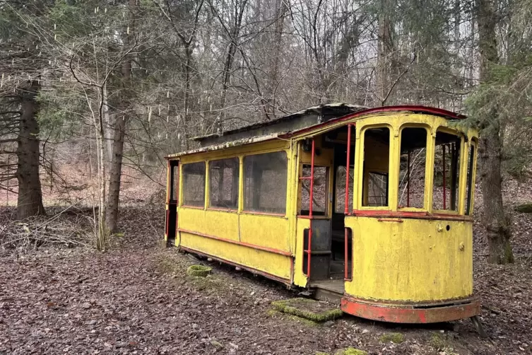 Lost Place im Wald im Elsass: Einsam und verlassen steht eine Straßenbahn irgendwo im Nirgendwo.