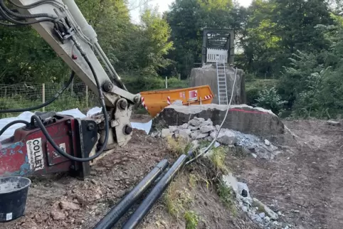 Die Brückenaufgänge der Bliesbrücke sind schon auf beiden Uferseiten abgebaut worden. Wenn alles gut geht, soll die neue Bliesbr