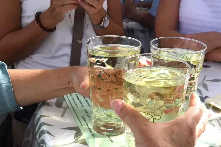 Für den Wurstmarkt-Besuch sollten Gäste besser den großen Geldbeutel mitnehmen: Wer drei Schorle von bis zu sechs Euro erwirbt u