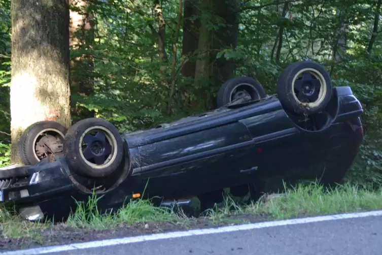 Das Auto hat sich überschlagen und ist vor einem Baum zum Liegen gekommen.