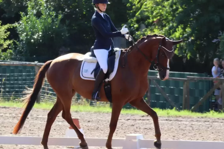 Sophie Müller von der Reitsportgemeinschaft Barbarossa Kaiserslautern mit Feeling beim Turnier in Alsenborn. 