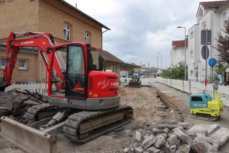 Am alten Bahnhof in Käfertal sind schon die Bagger für den neuen Radschnellweg am Werk.