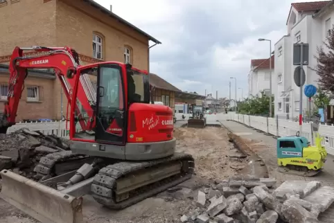 Am alten Bahnhof in Käfertal sind schon die Bagger für den neuen Radschnellweg am Werk.