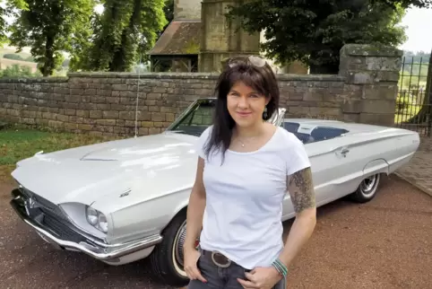  Claudia Zapp aus Erdesbach mit ihrem Ford Thunderbird.